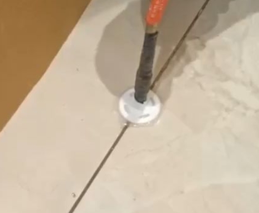 慈利瓷砖空鼓维修公司专业解答瓷砖在铺贴过程中，如果没有涂抹均匀到位的粘结材料（如水泥砂浆或瓷砖胶），可能会导致以下问题