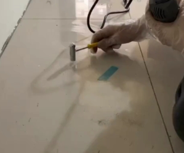 慈利瓷砖开裂维修公司专业分享瓷砖在铺贴前如果没有沥干水分，将会导致以下问题
